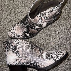 Cute Snake Style Ankle Cowboy Boots Good Condition Sz 8.5
