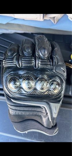 Dainese Leather Motorcycle Gloves – Carbon Fiber Knuckles