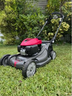 FEW TIMES USED ALMOST NEW SELF PROPELLED LAWNMOWER HONDA HRX-217 /200cc TWIN BLADE / BLADE CONTROL SYSTEM . XENOY DECK NEVER GER RUST, DENT or CORRODE