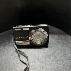 Nikon COOLPIX S220 10.0 MP Digital Camera