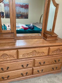 Beautiful oak dresser with mirror