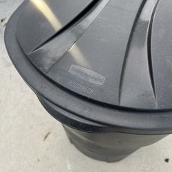 Rubbermaid 45 Gallon Trash Bin