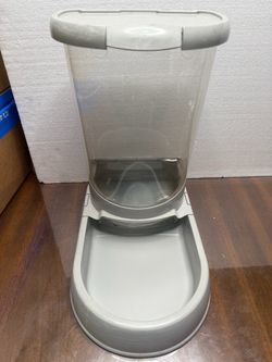 Pet food dispenser