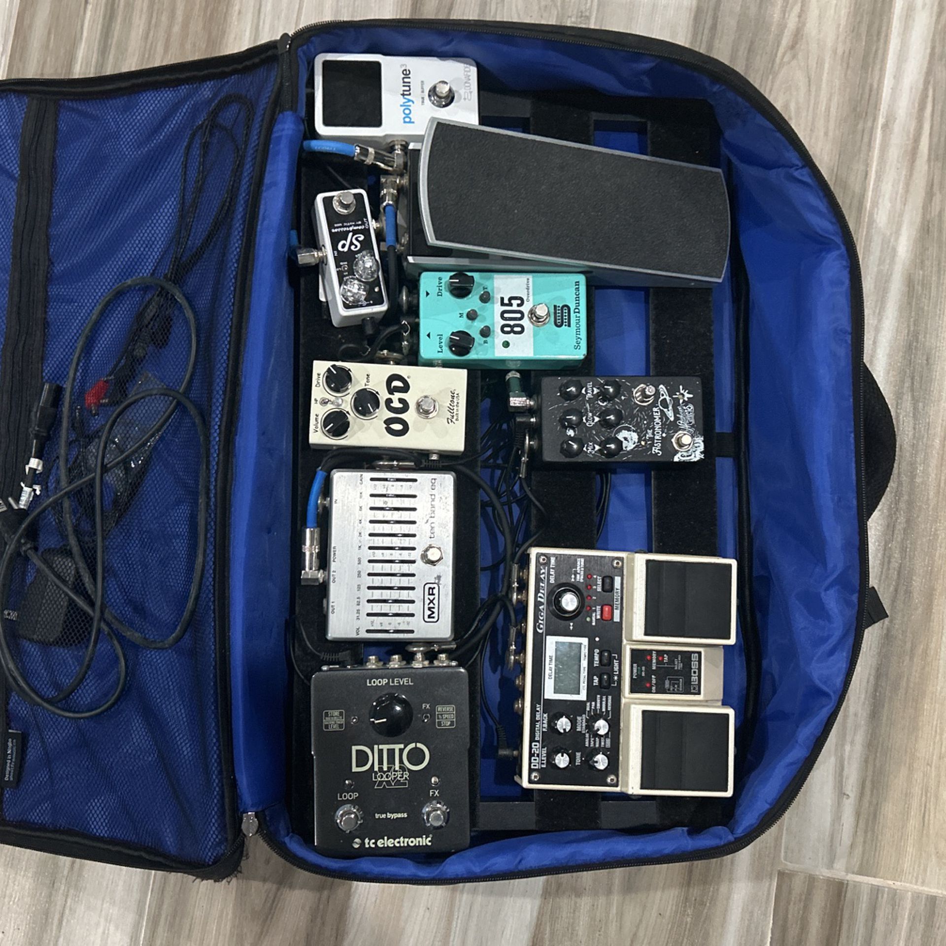 Pedalboard W/ All Cables And Pedals Included