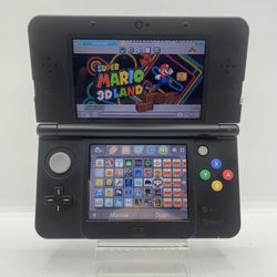 ‘New’ Nintendo 3DS  W/ Charger, Stylus, Games 