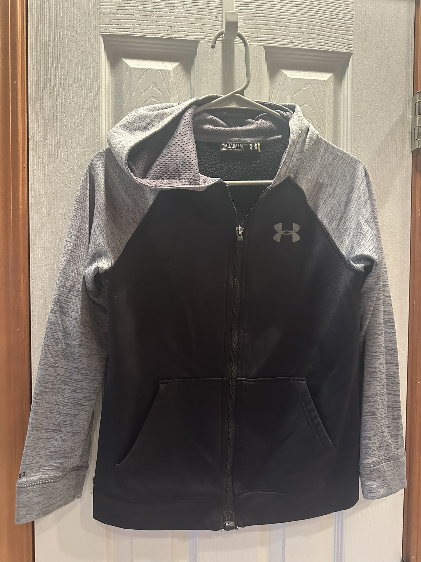 🩶Under Armour Boys Youth Size Medium Kids Hooded lighter weight Coat Jacket with pockets in like new condition