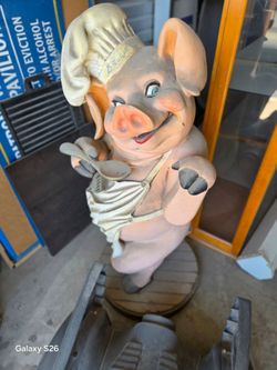 Bbq pig statue