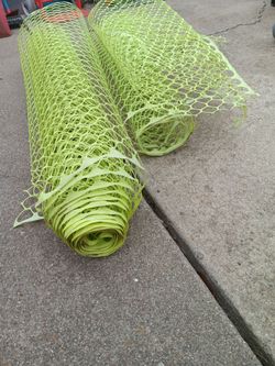 2 small rolls of plastic fencing