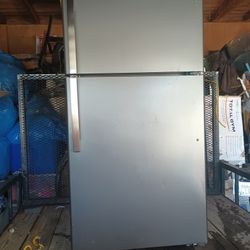 GE 21.9 Top freezer Refrigerator 