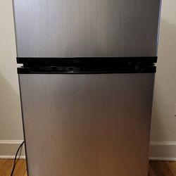  Mini Fridge with Top Freezer 4.3 Cu. Ft. INSIGNIA
