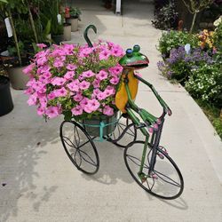 Metal Frog Plant Stand (Yard Art) Clay Pots, Planters