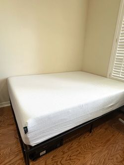 Queen Mattress Memory Foam - Like New - Zinus Green Tea 12 inch Cooling - Medium Firm Feel