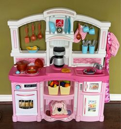 Step2 FUN with Friends Pink Toy Kitchen.  Includes all accessories shown. Excellent Condition.
