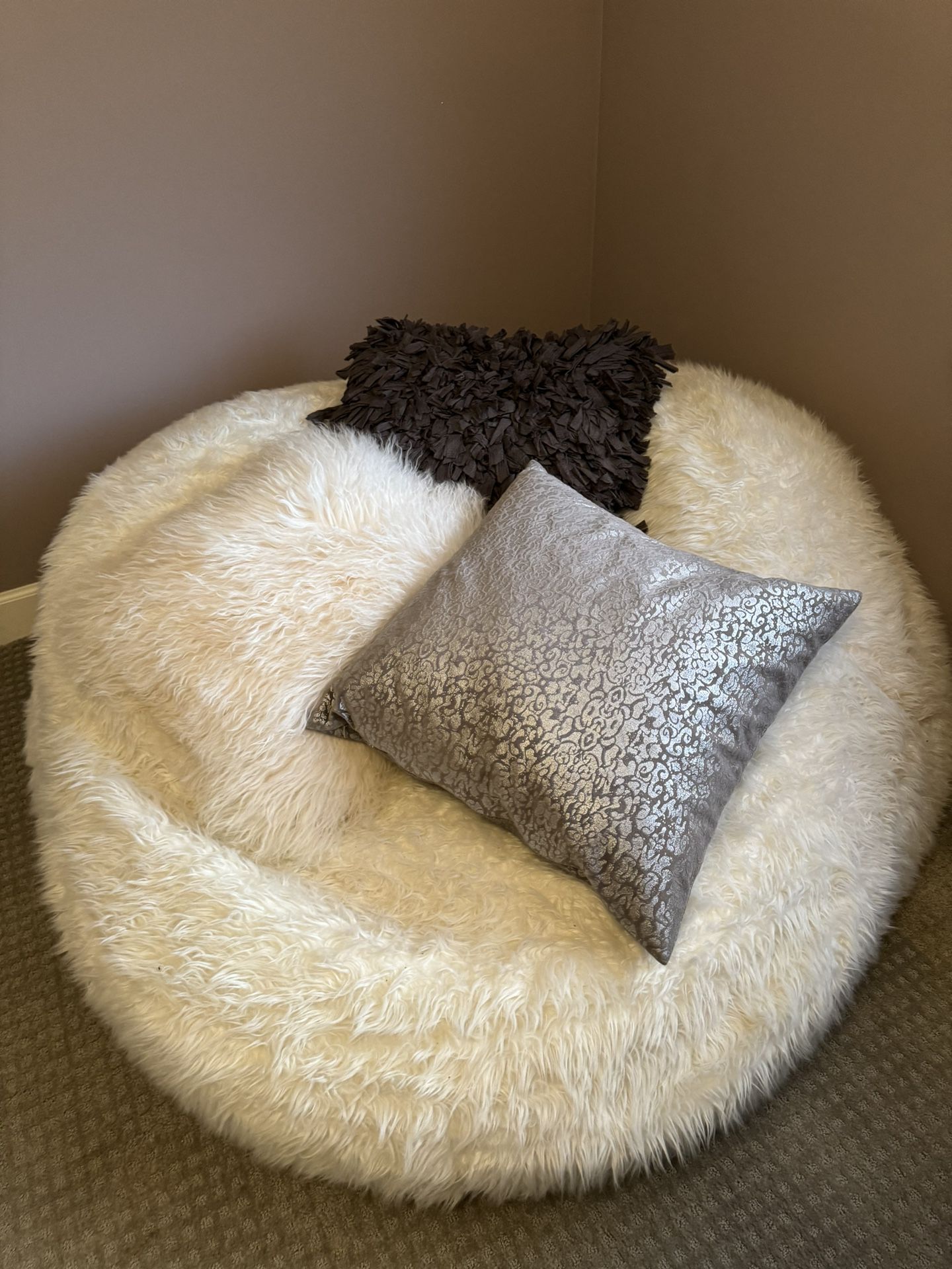 White fluffy large bean bag chair + pillows