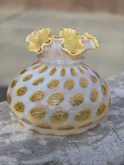 FENTON HONEY/ GOLD  OPALESCENT COIN DOT SHADE