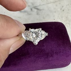 Beautiful 925 Sterling Silver Cz Heart ❤️ Shaped Ring W/ 2 Round Cz’s On Each Side . Size 8.25 , Marked 925 DQ CZ 