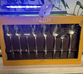 Oneida 8 Piece Hostess Silverware Set