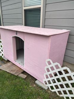 Dog house or playhouse in good condition with heat lamp inside