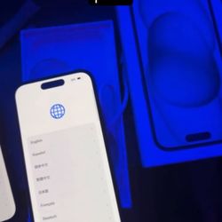 2 iPhone 15s
