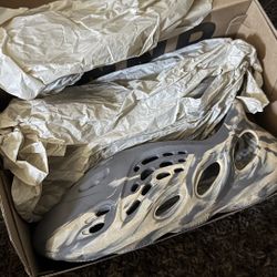 Yeezy Foam RNNR Moon Grey