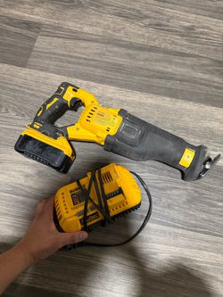Dewalt reciprocating saw w/ battery and charger
