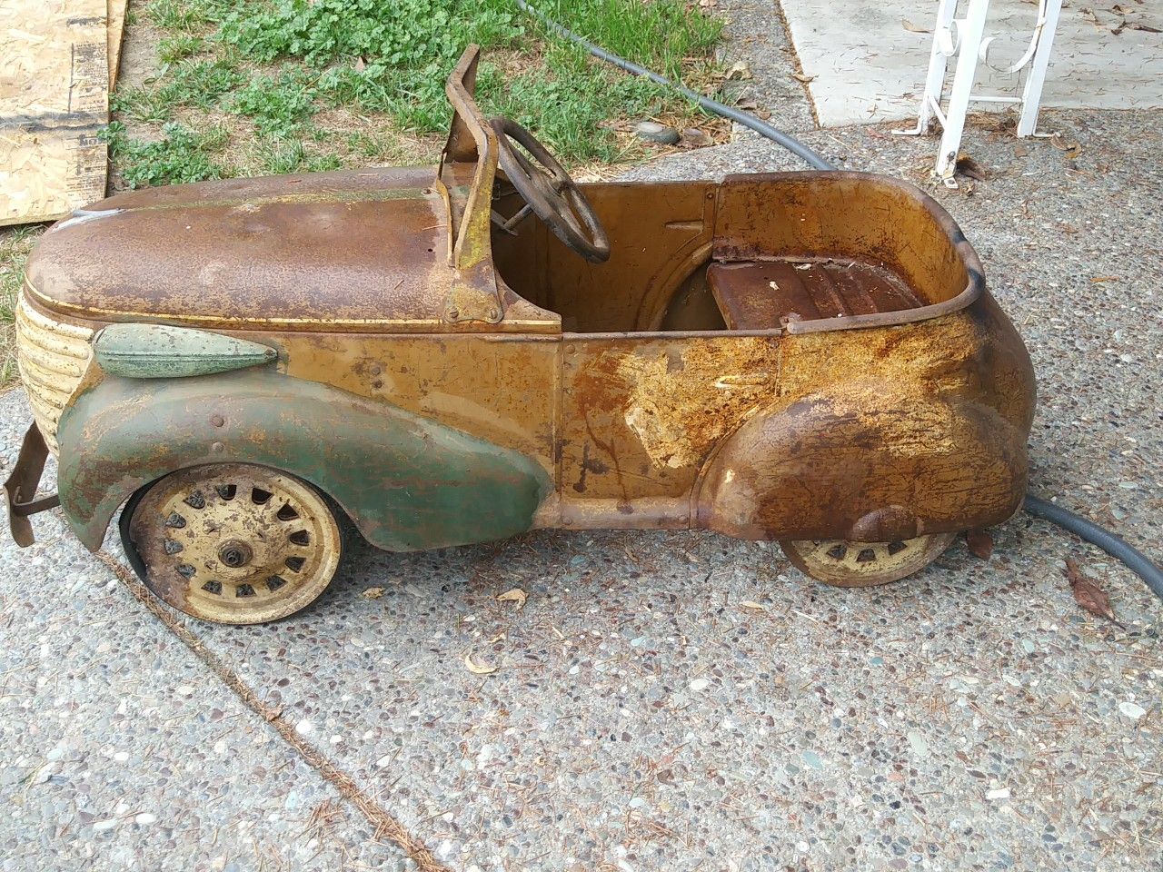 Original 1938 gendron skippy pedal car.