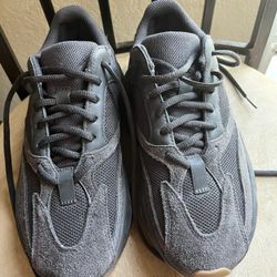 Addidas Yeezy Boost 700