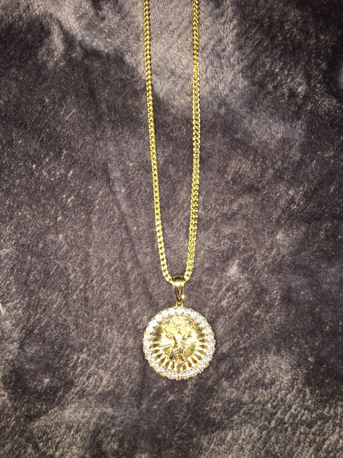 GOLD AND DIAMOND PENDANT AND CHAIN (SEPARATE)