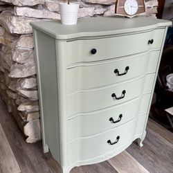 🌟Vintage Treasure! 5-Drawer Dresser🌟