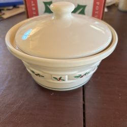 Longaberger Vintage NIB Christmas Traditional Holly Small Covered Dish 