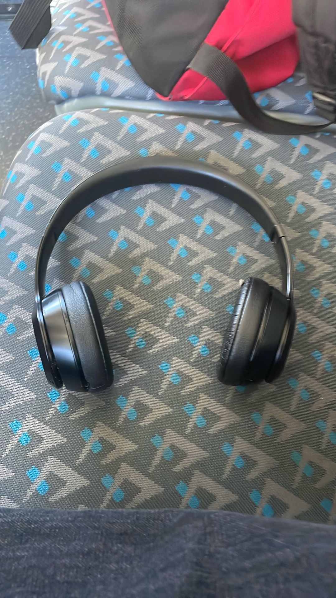 BEATS SOLO 3 WIRELESS THANGS NEED $60 LMK SUMM
