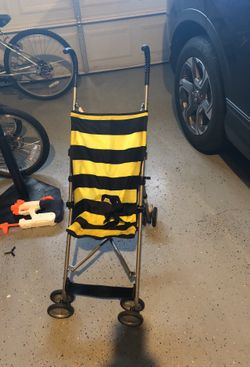 Umbrella stroller with locking ability