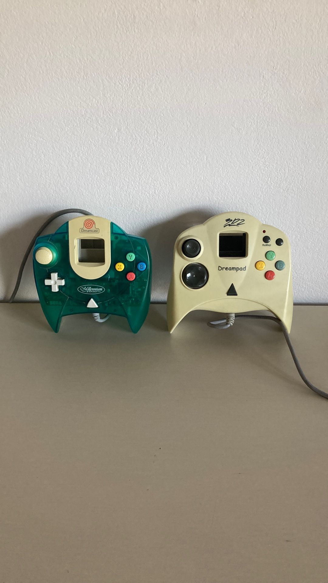 SEGA Dreamcast Controllers (2) ⭐️⭐️⭐️⭐️⭐️
