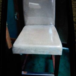 New One Counter High Chair w / Cushion Back & Seat.