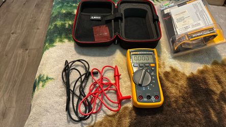 Fluke 115 True RMS Multimeter with Case and Leads