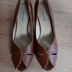 Low heels open toe shoes