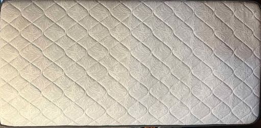 Colchón twinEn venta colchón twin barato 
semi nuevo con pocos meses usado solo $75.00 o mejor oferta