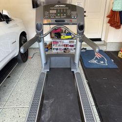 Life Fitness Treadmill 