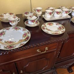 Royal Albert Old Country Roses 54-Piece Set | Fine Bone China | Made in England | Vintage Dinnerware