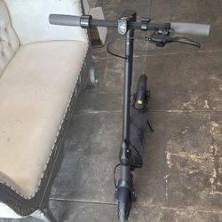 Patineta Eléctrica 1Plus de 10 Con Neumáticos Sólidos 