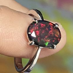 18 Kt White Gold Genuine Black Welo Opal 