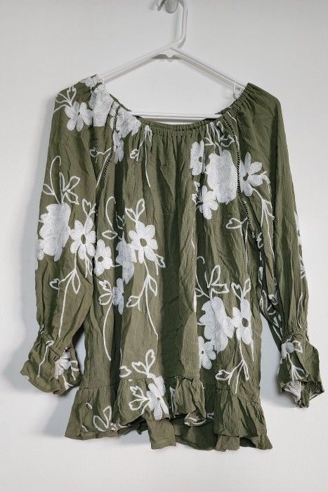 NWT Women's White Flower Olive Green Top Size M