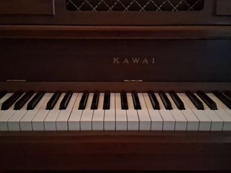 Piano con su banqueta