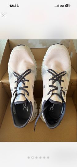 On cloud women’s shoes size 10