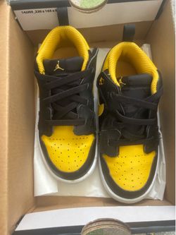 Yellow and Black Nike Dunks size 10