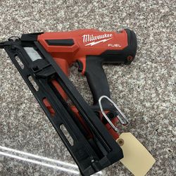 Milwaukee Fuel brushless 18v 15ga finish nailer