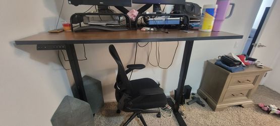 Electronic standing desk