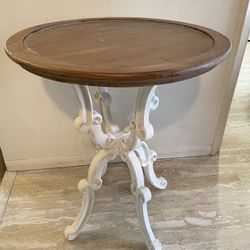 Elegant Round Coffee Table – Like New!