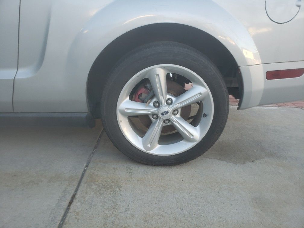 mustang wheels..perfect without scratches and with tires with 70%