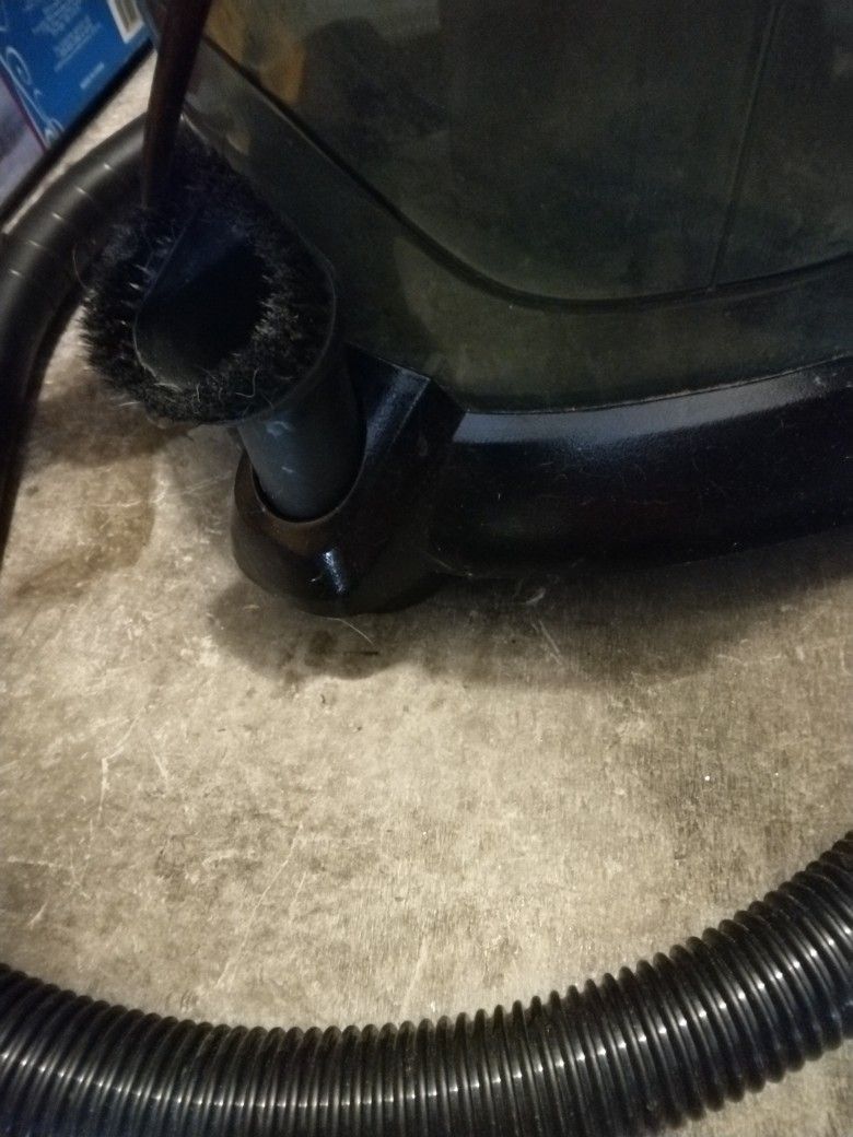 Wet/Dry Vacuum With Wheels